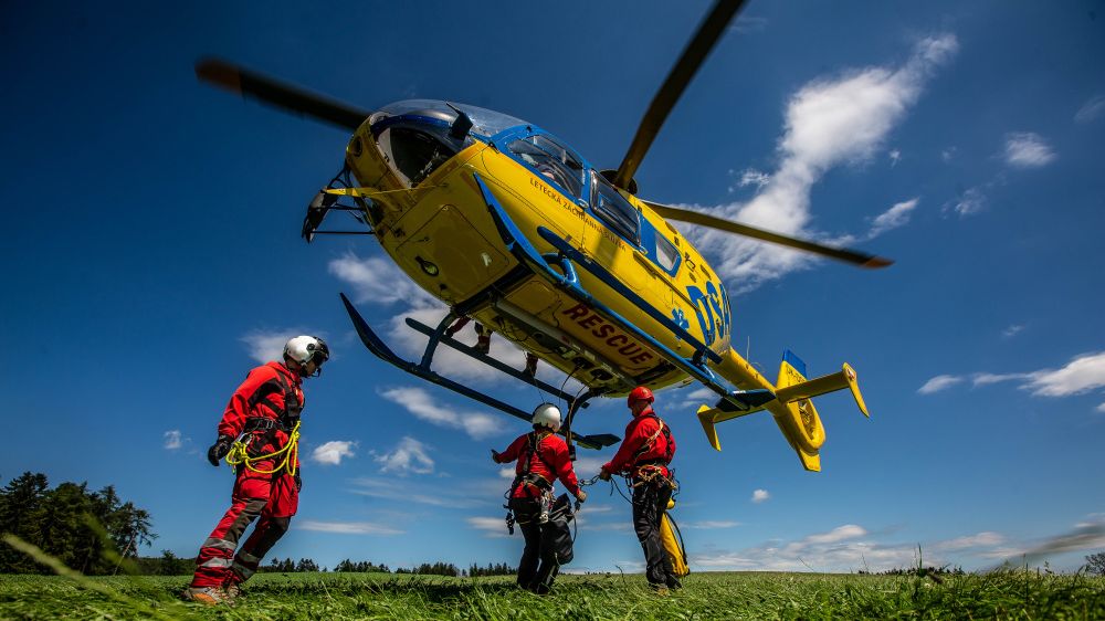 Střet cyklistů na Domažlicku, těžce zraněnou ženu bez helmy odvezl vrtulník